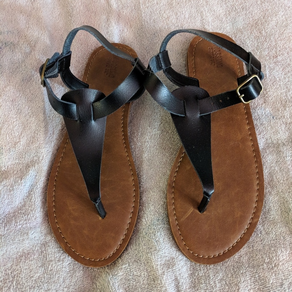 *Brand new* thong strap sandal
